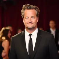 EFF Magazine | Hollywood-Gemeinschaft zollt dem verstorbenen 'Friends'-Star Matthew Perry Tribut